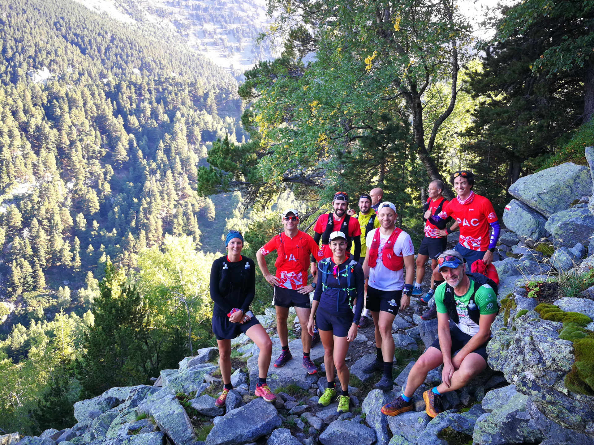 Photo de groupe de coureurs sur un pierrier en montagne