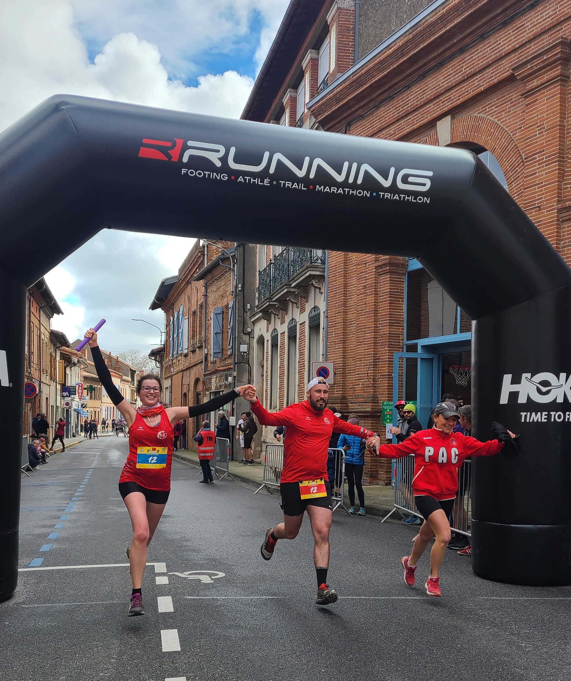 photo d'arrivée de trois coureurs en relais