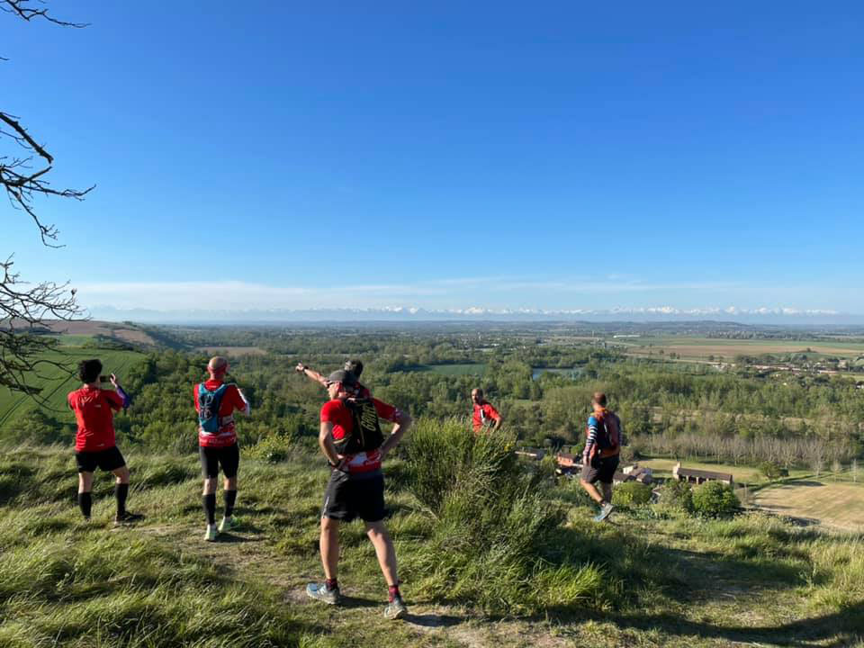 Photo de quelques coureurs sur les hauteur des coteaux avec vue sur les Pyrénées